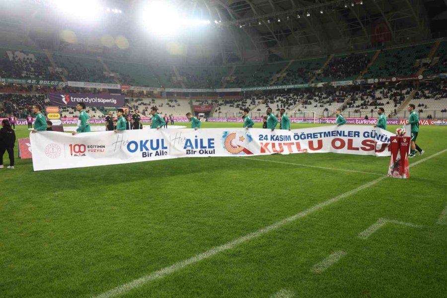 Trendyol Süper Lig: Konyaspor: 0 - Antalyaspor: 0 (ilk Yarı)