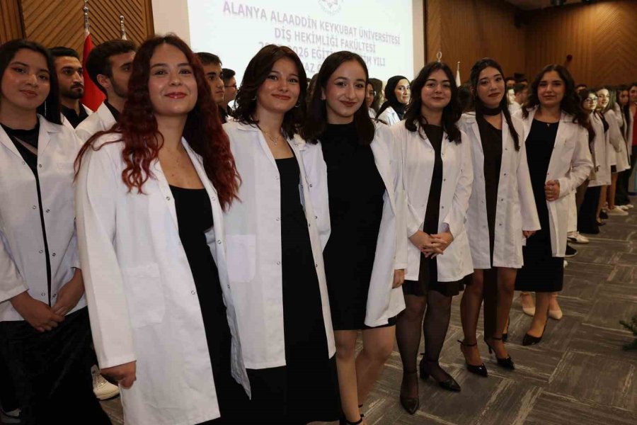 Alkü’lü Diş Hekimliği Fakültesi Öğrencileri Beyaz Önlüklerini Giydi