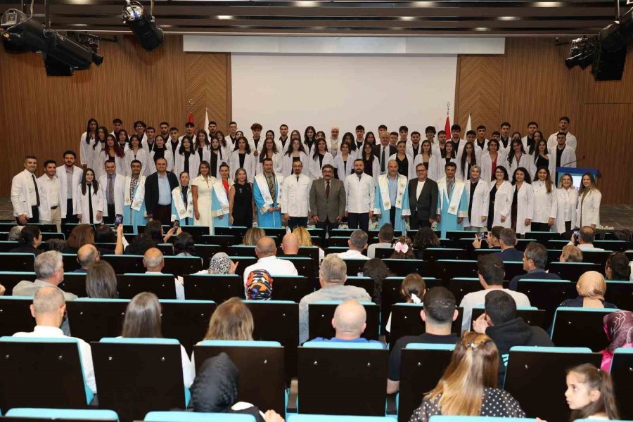 Alkü’lü Diş Hekimliği Fakültesi Öğrencileri Beyaz Önlüklerini Giydi