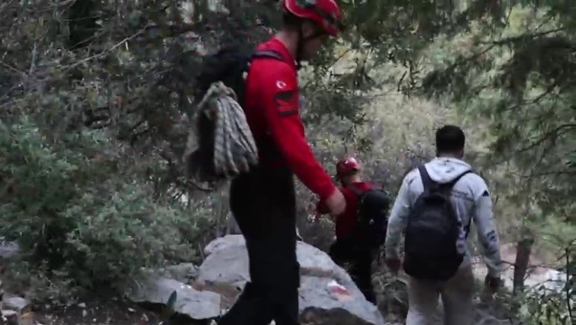 Yürüyüş Sırasında Kaybolan 2 Genç, 15 Saat Sonra Jak Timleri Tarafından Bulundu