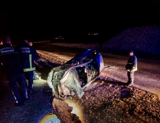 Antalya’da Kontrolden Çıkan Otomobil Yan Yattı: 3 Yaralı