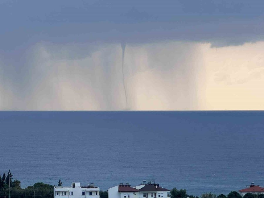 Antalya’da Ardı Ardına Çıkan Hortumlar Kamerada