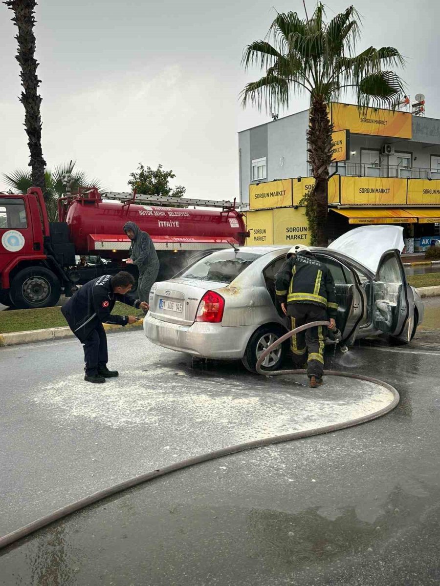 Seyir Halindeki Otomobil Yandı: Sürücü Kendisini Araçtan Dışarı Attı