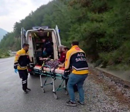 Antalya’da Yağış Nedeniyle Kayganlaşan Yolda Otomobil Takla Attı: 2 Yaralı