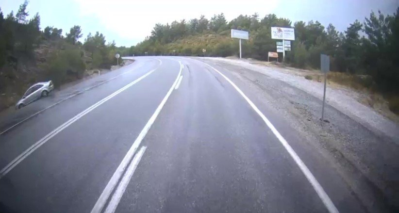 Antalya’da Yağış Nedeniyle Kayganlaşan Yolda Otomobil Takla Attı: 2 Yaralı