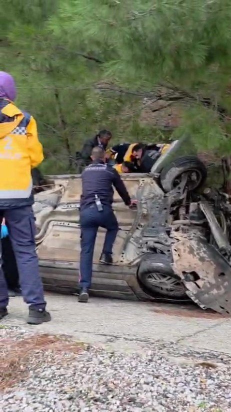 Antalya’da Yağış Nedeniyle Kayganlaşan Yolda Otomobil Takla Attı: 2 Yaralı