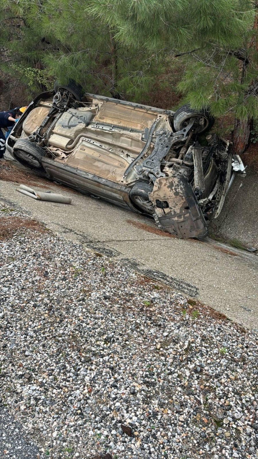 Antalya’da Yağış Nedeniyle Kayganlaşan Yolda Otomobil Takla Attı: 2 Yaralı