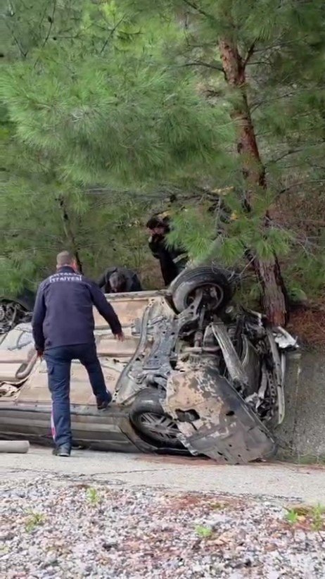 Antalya’da Yağış Nedeniyle Kayganlaşan Yolda Otomobil Takla Attı: 2 Yaralı