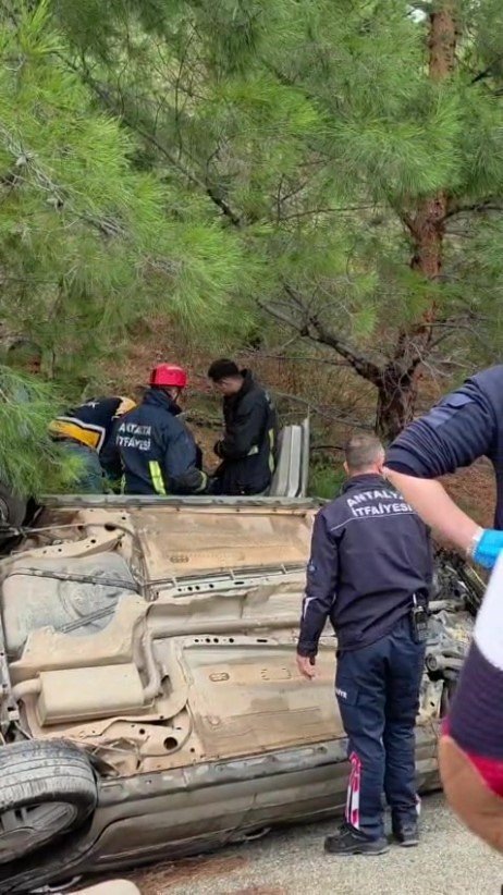 Antalya’da Yağış Nedeniyle Kayganlaşan Yolda Otomobil Takla Attı: 2 Yaralı