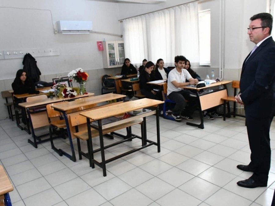 Kazada Hayatını Kaybeden Şükran’ın Sınıfındaki Sırasına Arkadaşları Çiçekler Bıraktı