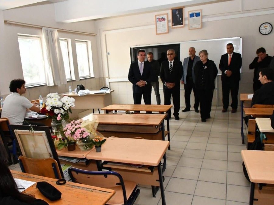 Kazada Hayatını Kaybeden Şükran’ın Sınıfındaki Sırasına Arkadaşları Çiçekler Bıraktı