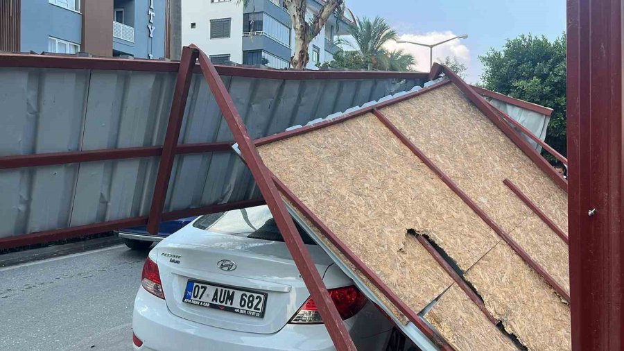 Alanya’da Fırtına İnşaat Korkuluklarını Uçurdu, Park Halindeki Araca Zarar Verdi