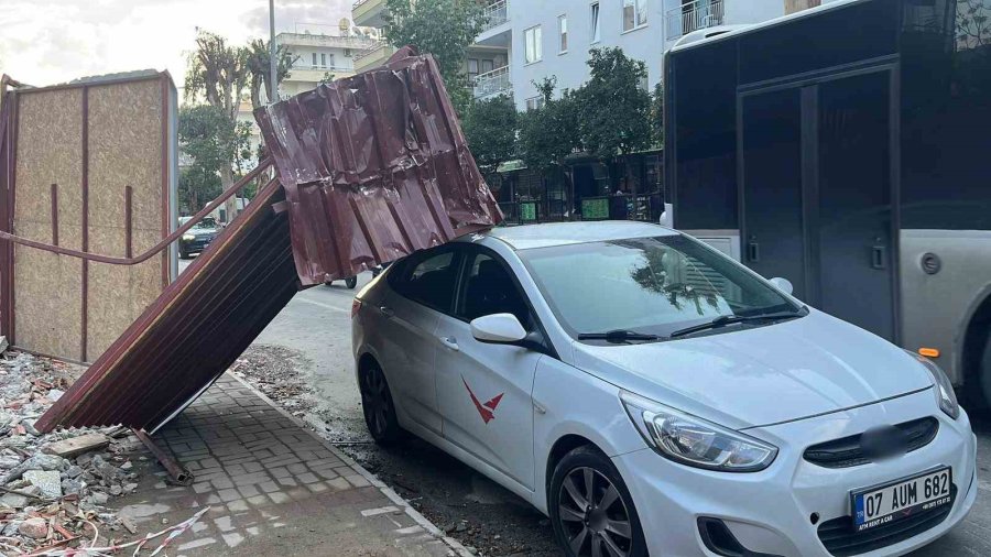 Alanya’da Fırtına İnşaat Korkuluklarını Uçurdu, Park Halindeki Araca Zarar Verdi