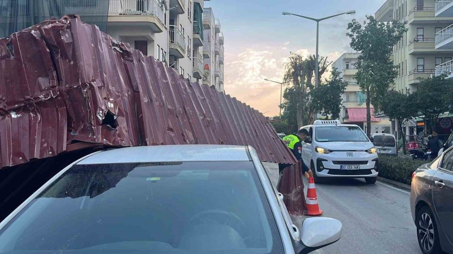 Alanya’da Fırtına İnşaat Korkuluklarını Uçurdu, Park Halindeki Araca Zarar Verdi