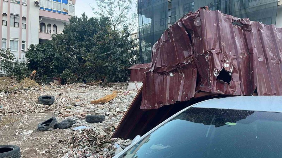 Alanya’da Fırtına İnşaat Korkuluklarını Uçurdu, Park Halindeki Araca Zarar Verdi