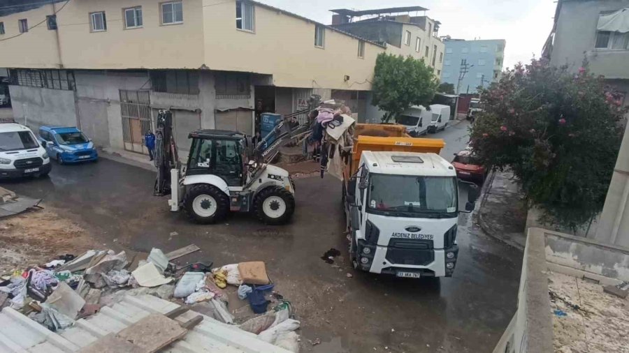 Mersin’de Bir Evden 10 Kamyon Çöp Çıkarıldı