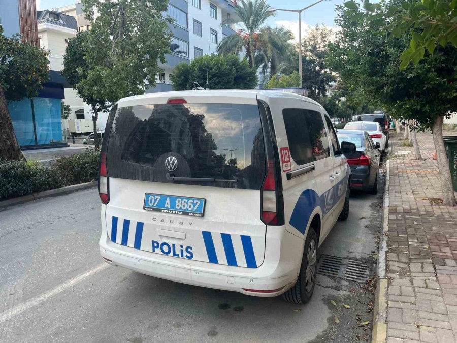 Alanya’da Fırtına İnşaat Korkuluklarını Uçurdu, Park Halindeki Araca Zarar Verdi