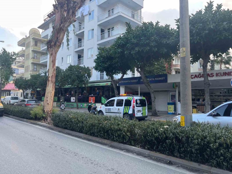 Alanya’da Fırtına İnşaat Korkuluklarını Uçurdu, Park Halindeki Araca Zarar Verdi