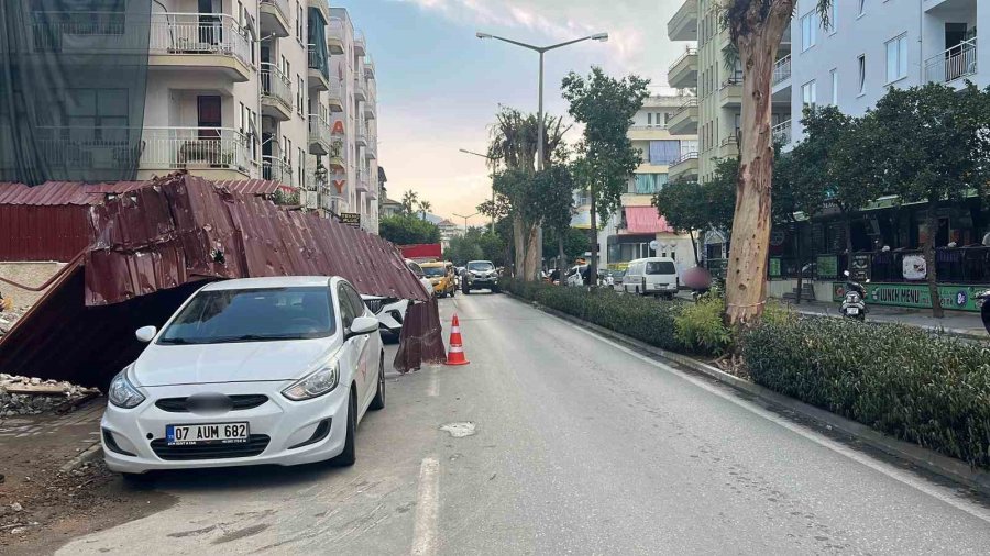 Alanya’da Fırtına İnşaat Korkuluklarını Uçurdu, Park Halindeki Araca Zarar Verdi