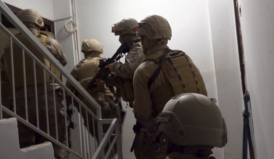 Sosyal Medyadan Sahte Kadın Profiliyle Kandırdıkları Erkeklere Eğlence Mekanında 10 Kat Hesap Ödetmişler