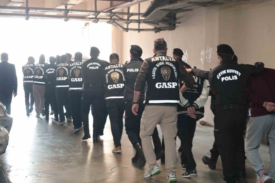 Sosyal Medyadan Sahte Kadın Profiliyle Kandırdıkları Erkeklere Eğlence Mekanında 10 Kat Hesap Ödetmişler