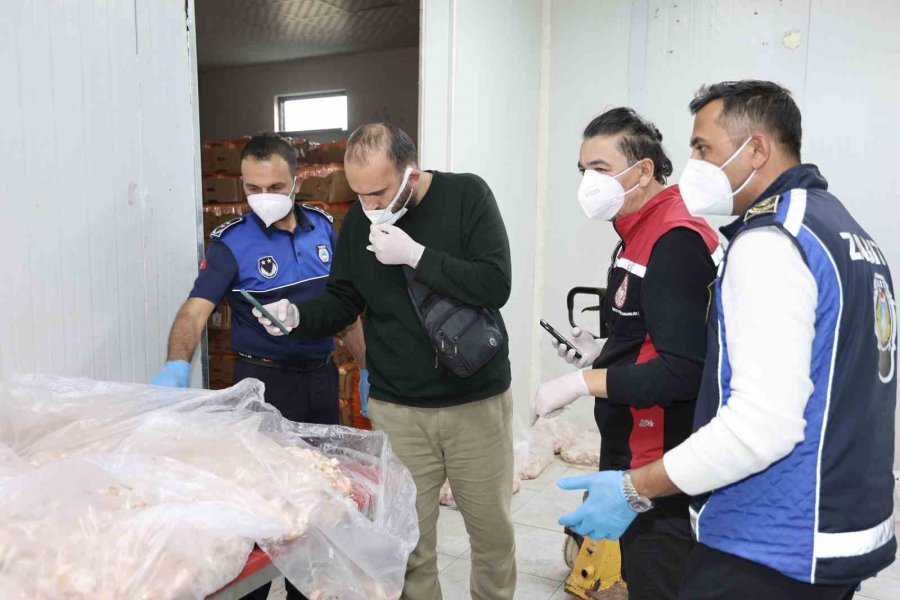 Antalya’da Tarihi Geçmiş 25 Ton Tavuk Ele Geçirildi, 2 İşletme Mühürlendi