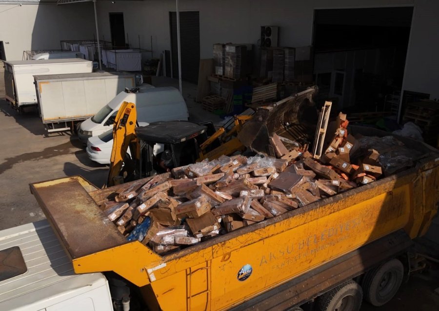 Antalya’da Tarihi Geçmiş 25 Ton Tavuk Ele Geçirildi, 2 İşletme Mühürlendi