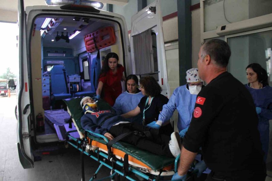 Hastane Acilindeki Tatbikat Gerçeğini Aratmadı: Hasta Ve Yakınları Usta Oyunculara Taş Çıkardı