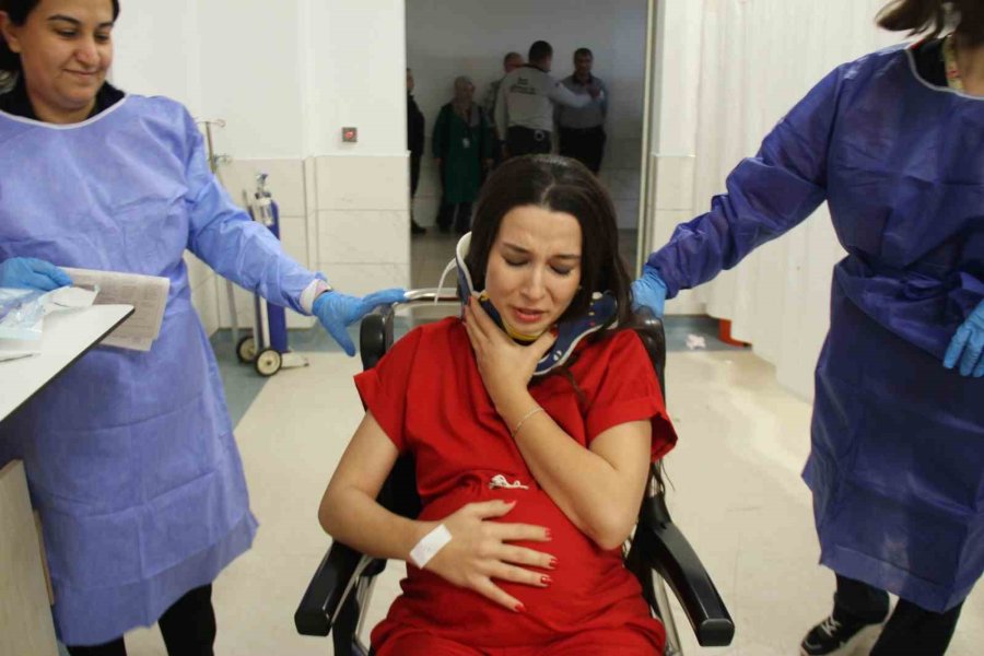 Hastane Acilindeki Tatbikat Gerçeğini Aratmadı: Hasta Ve Yakınları Usta Oyunculara Taş Çıkardı