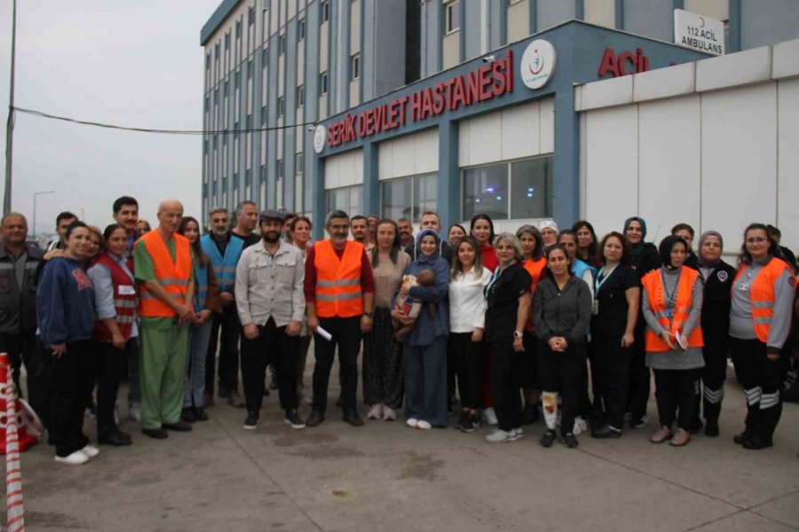 Hastane Acilindeki Tatbikat Gerçeğini Aratmadı: Hasta Ve Yakınları Usta Oyunculara Taş Çıkardı
