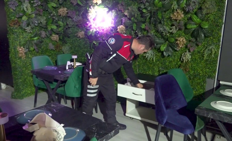 Sosyal Medyadan Sahte Kadın Profiliyle Kandırdıkları Erkeklere Eğlence Mekanında 10 Kat Hesap Ödetmişler