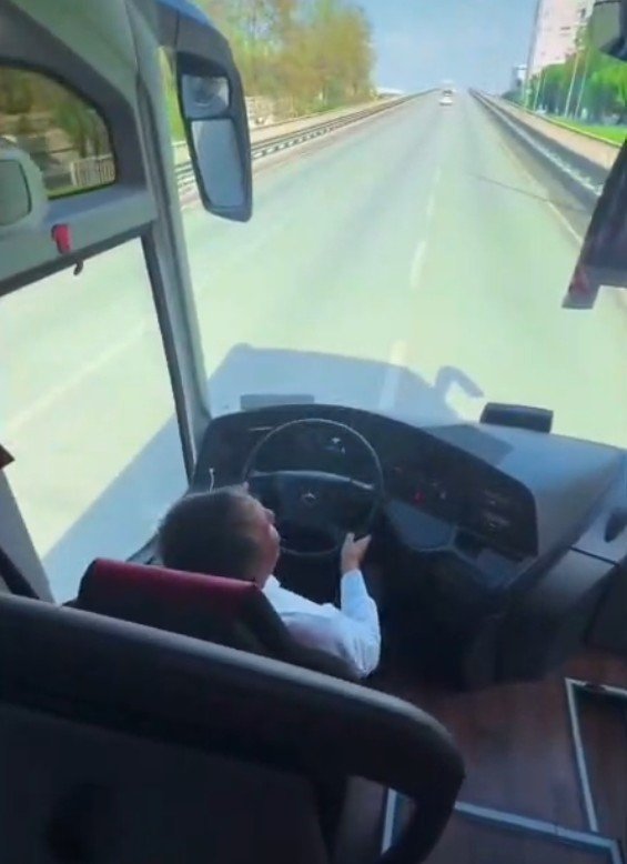 Taraftarları Deplasmana Götüren Şoför Araç Seyir Halindeyken Ayağa Kalkıp Oynadı