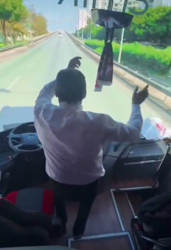 Taraftarları Deplasmana Götüren Şoför Araç Seyir Halindeyken Ayağa Kalkıp Oynadı