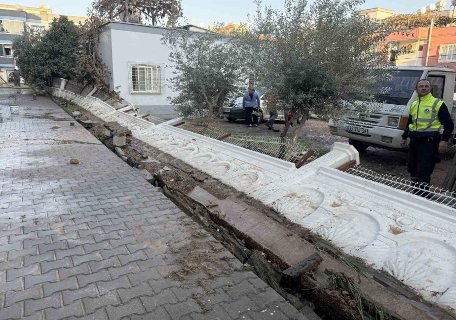 Su Borusu Patladı: Site Bahçeleri Suya Gömüldü