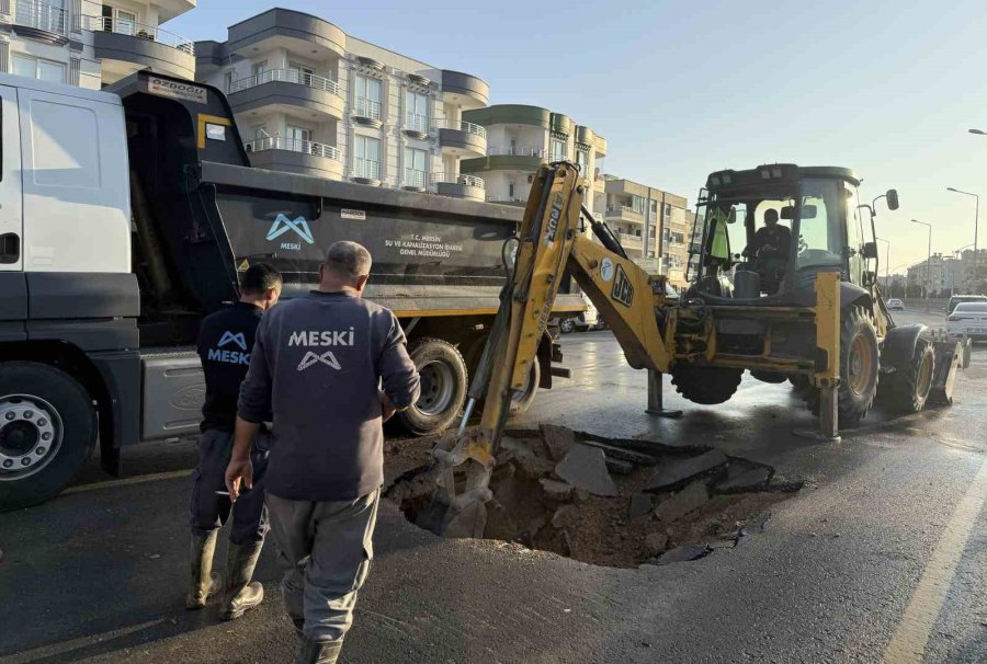 Su Borusu Patladı: Site Bahçeleri Suya Gömüldü