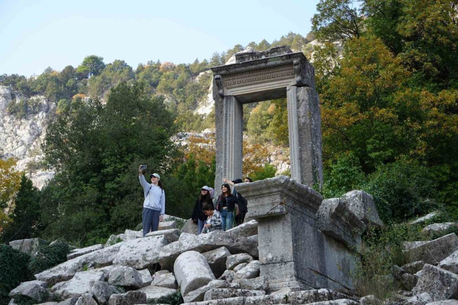 Termessos’ta İlk Kazıda Dans Eden Kadınlar Mezarı, Antiochis’in Anıt Mezarı Ve Figürlü Lahit Parçaları Ortaya Çıkarıldı