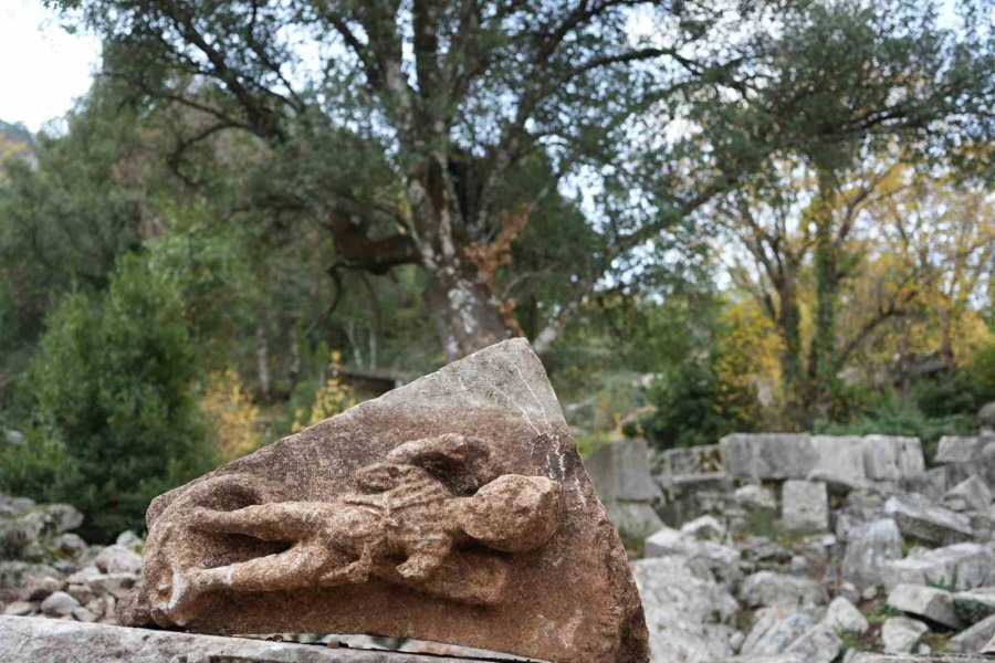 Termessos’ta İlk Kazıda Dans Eden Kadınlar Mezarı, Antiochis’in Anıt Mezarı Ve Figürlü Lahit Parçaları Ortaya Çıkarıldı