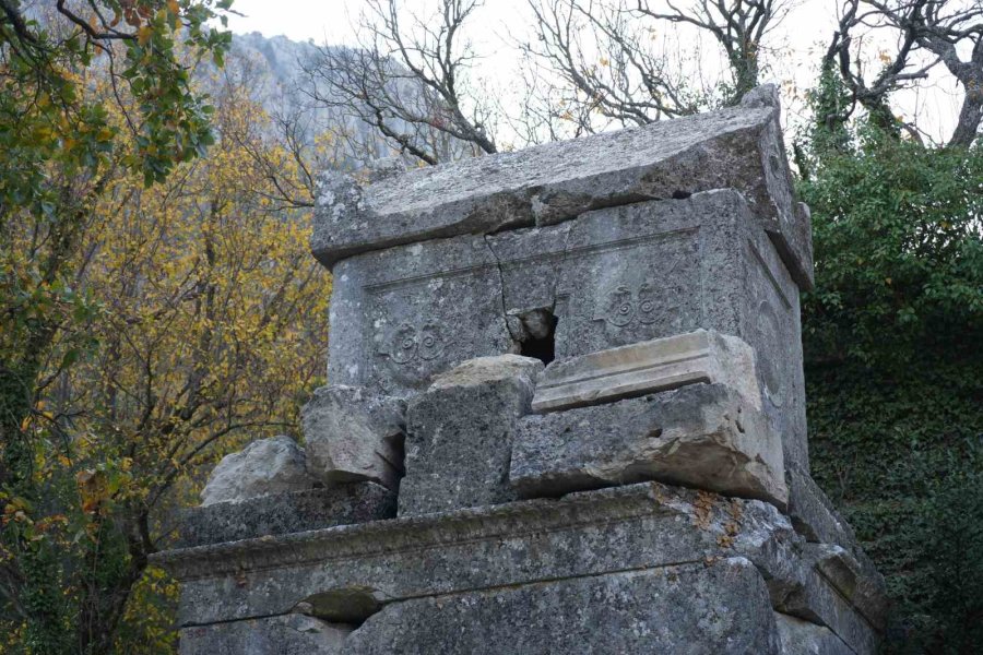 Termessos’ta İlk Kazıda Dans Eden Kadınlar Mezarı, Antiochis’in Anıt Mezarı Ve Figürlü Lahit Parçaları Ortaya Çıkarıldı