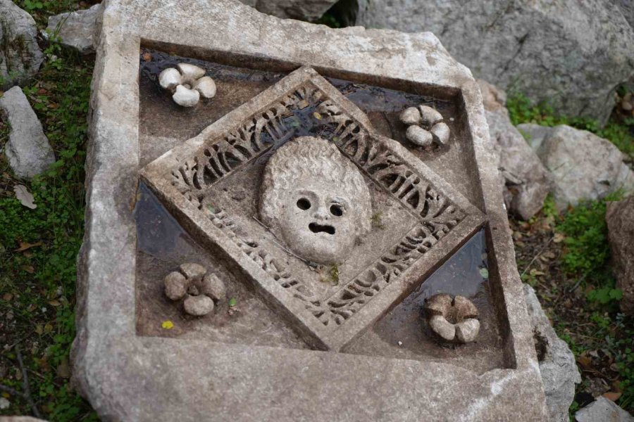 Termessos’ta İlk Kazıda Dans Eden Kadınlar Mezarı, Antiochis’in Anıt Mezarı Ve Figürlü Lahit Parçaları Ortaya Çıkarıldı