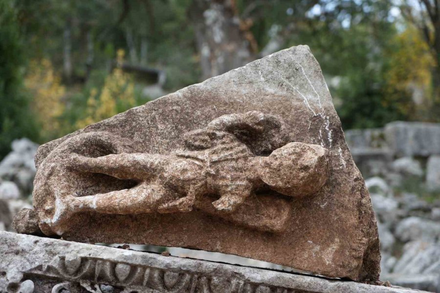 Termessos’ta İlk Kazıda Dans Eden Kadınlar Mezarı, Antiochis’in Anıt Mezarı Ve Figürlü Lahit Parçaları Ortaya Çıkarıldı