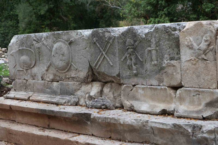 Termessos’ta İlk Kazıda Dans Eden Kadınlar Mezarı, Antiochis’in Anıt Mezarı Ve Figürlü Lahit Parçaları Ortaya Çıkarıldı