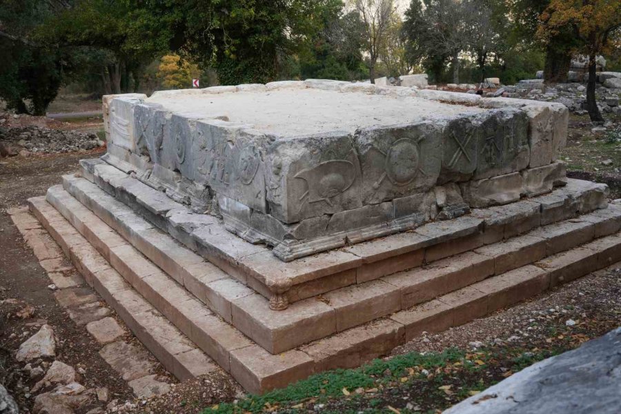 Termessos’ta İlk Kazıda Dans Eden Kadınlar Mezarı, Antiochis’in Anıt Mezarı Ve Figürlü Lahit Parçaları Ortaya Çıkarıldı