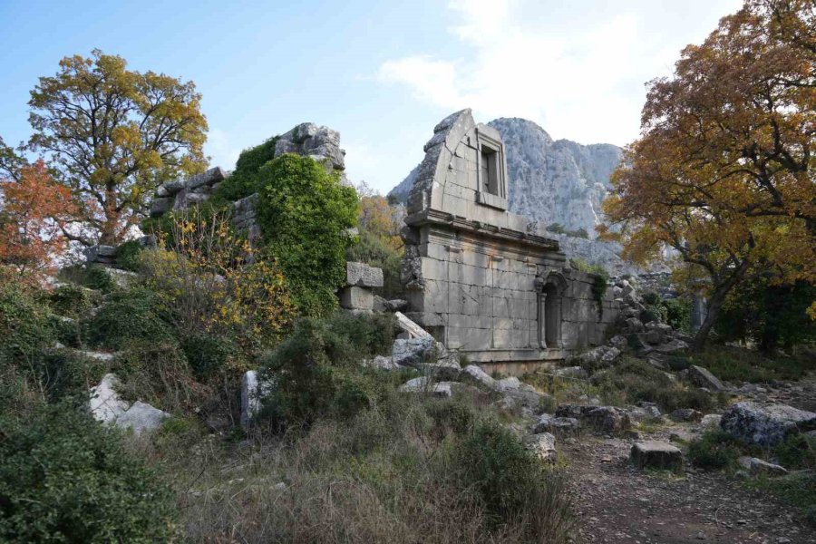Termessos’ta İlk Kazıda Dans Eden Kadınlar Mezarı, Antiochis’in Anıt Mezarı Ve Figürlü Lahit Parçaları Ortaya Çıkarıldı