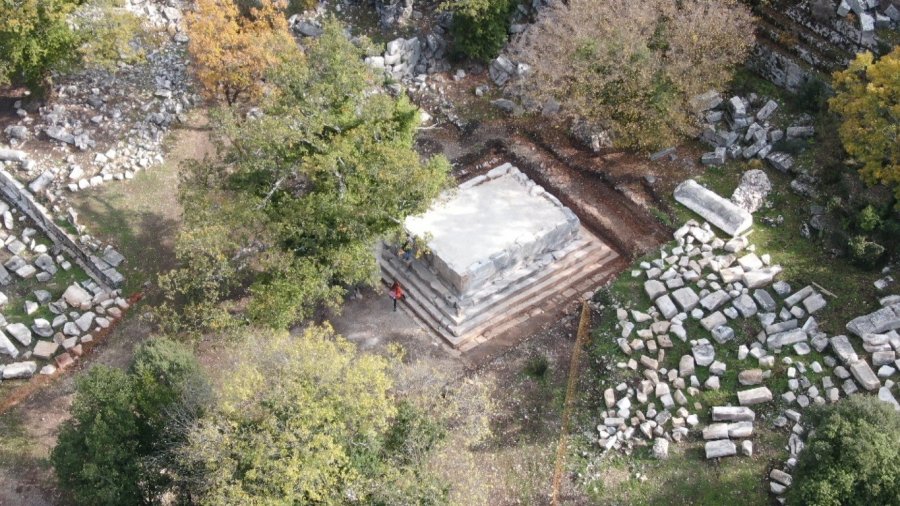 Termessos’ta İlk Kazıda Dans Eden Kadınlar Mezarı, Antiochis’in Anıt Mezarı Ve Figürlü Lahit Parçaları Ortaya Çıkarıldı