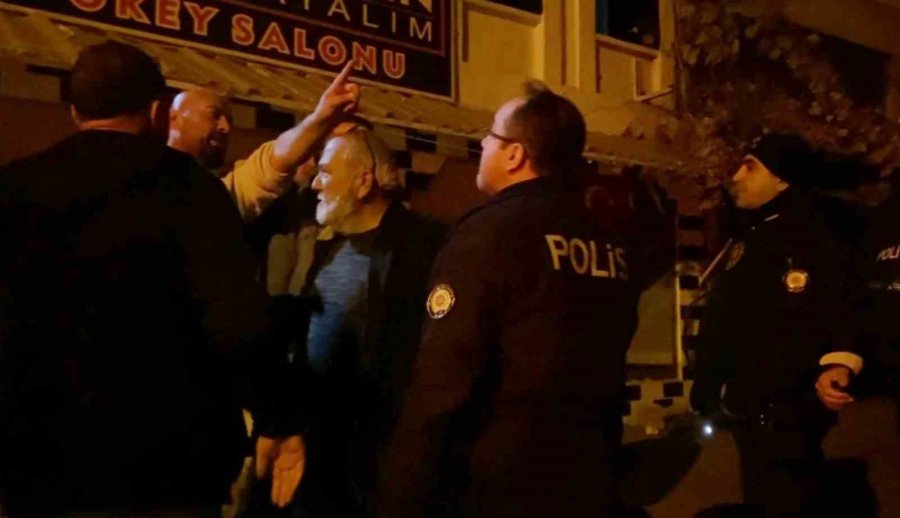 "küseceksen Oynamayalım" Kahvehanesindeki Kavga Sokağa Taştı