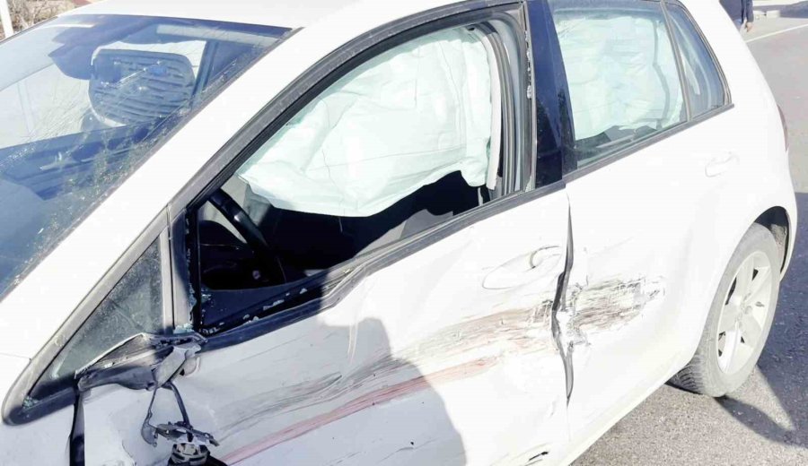 Kontrolden Çıkan Otomobil Karşı Şeride Geçip Araca Çarptı: 1 Yaralı