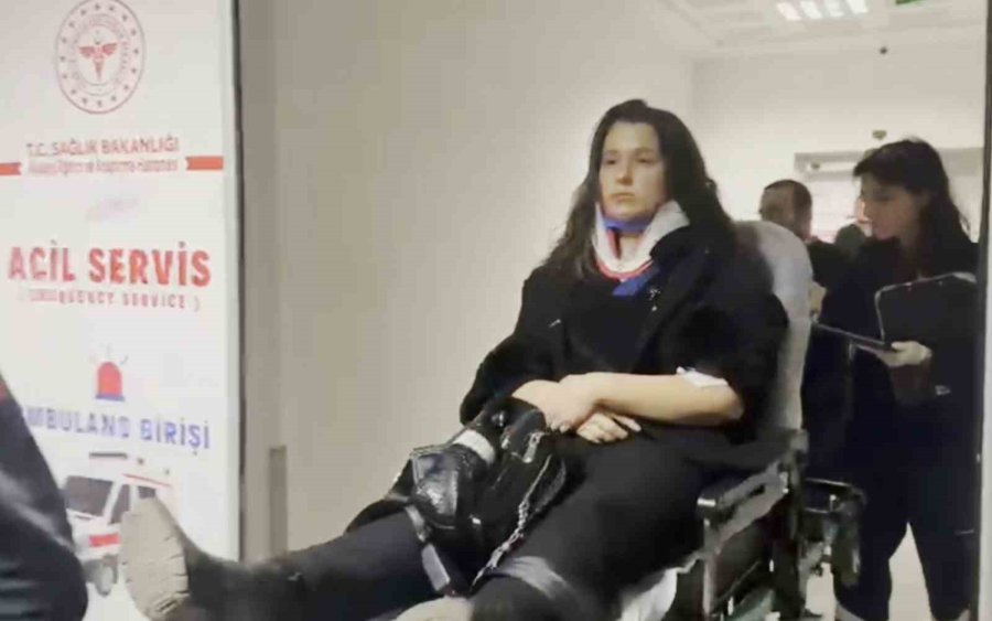 Kontrolden Çıkan Otomobil Karşı Şeride Geçip Araca Çarptı: 1 Yaralı