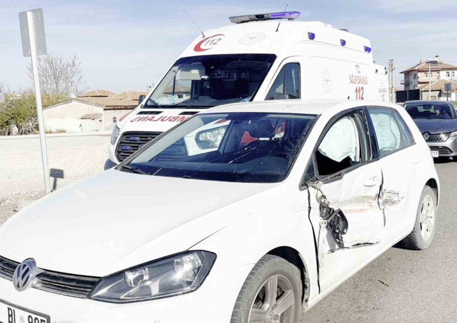 Kontrolden Çıkan Otomobil Karşı Şeride Geçip Araca Çarptı: 1 Yaralı