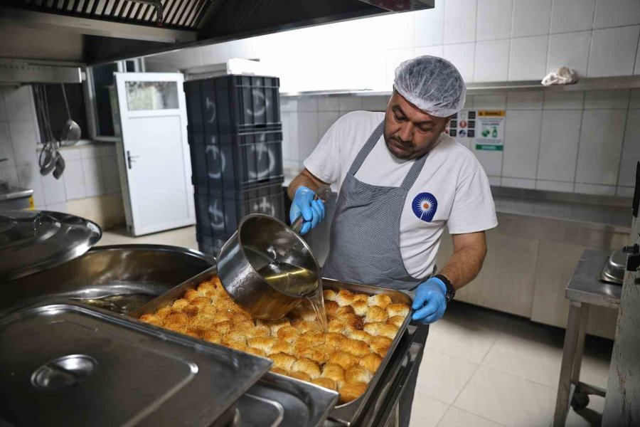 Alanya Aşevi’nden İhtiyaç Sahiplerine Günde 2 Öğün Sıcak Yemek