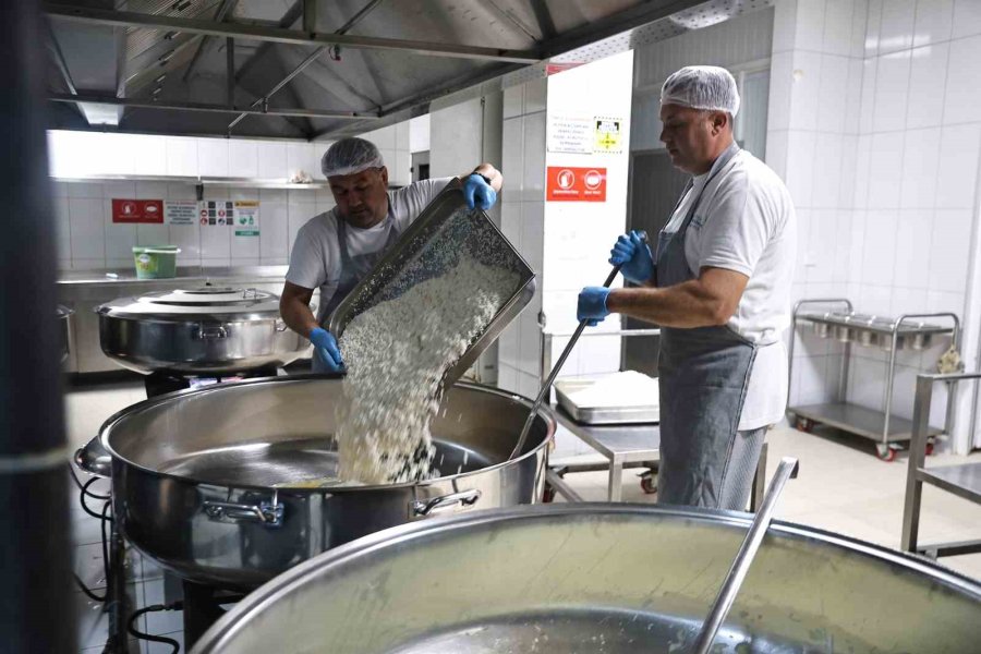 Alanya Aşevi’nden İhtiyaç Sahiplerine Günde 2 Öğün Sıcak Yemek